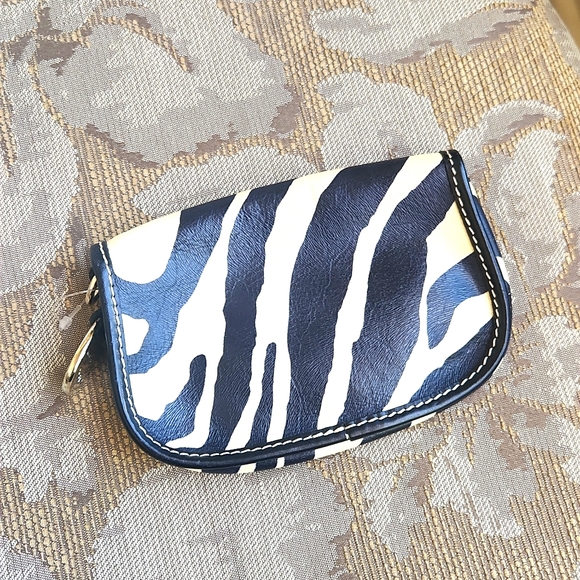 Small Dooney zebra coin/wristlet purse ! - Picture 2 of 8